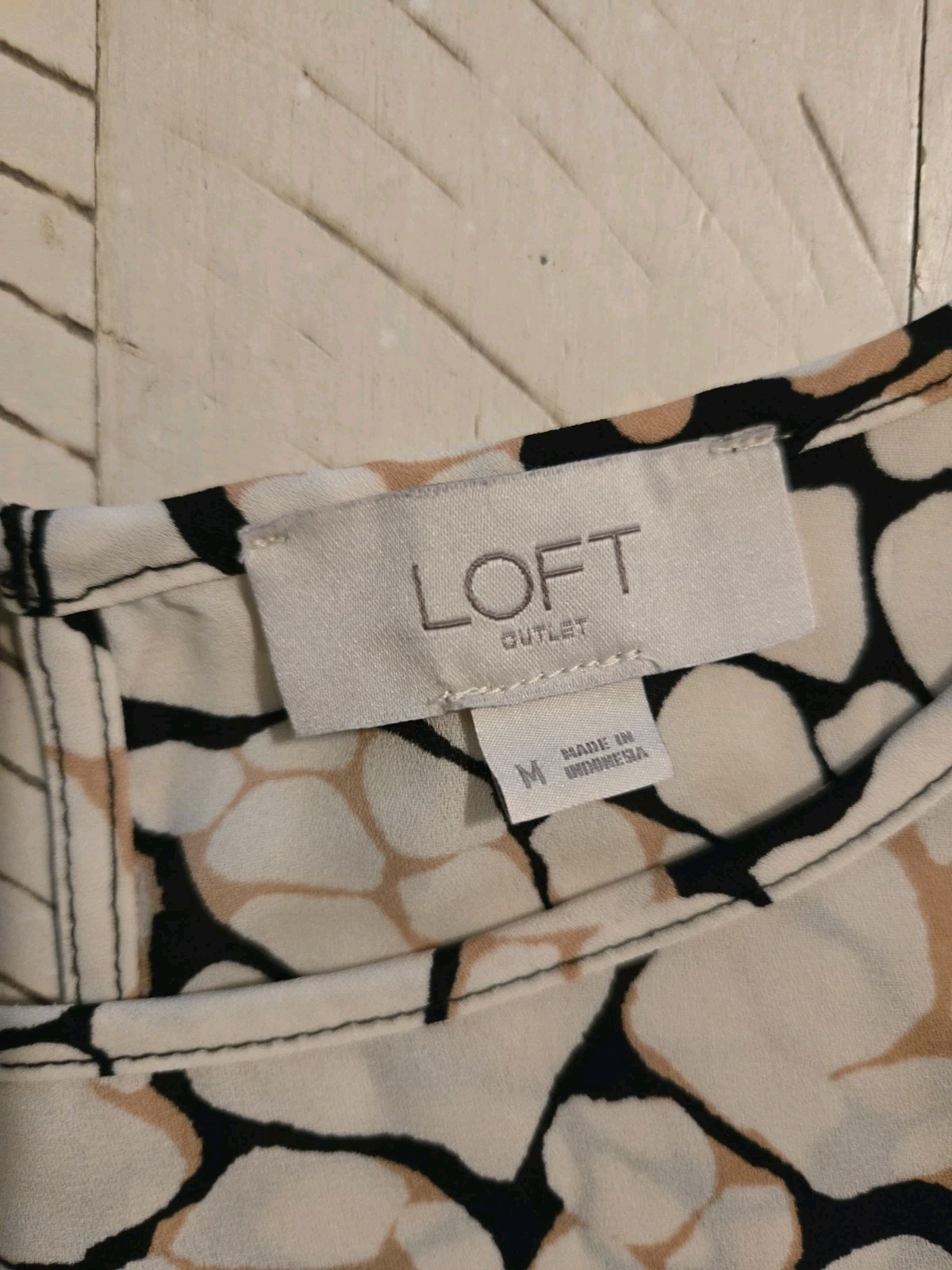 LOFT Outlet Women’s Medium Abstract Print Flutter Sleeve Blouse Beige Black Top