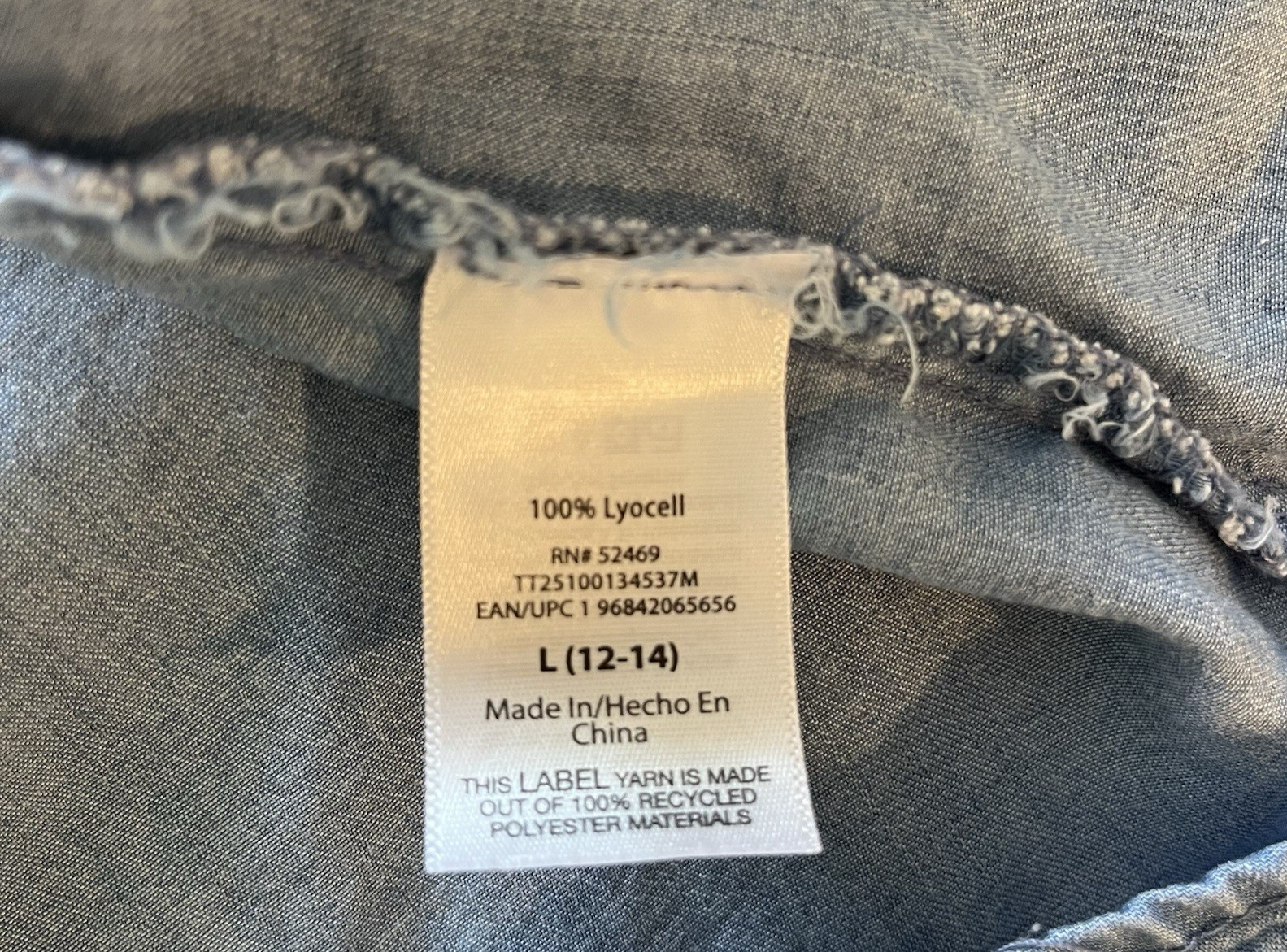 Time and Tru Women’s V Neck Sleeveless Blouse in Light Blue Denim Size LRG 12-14