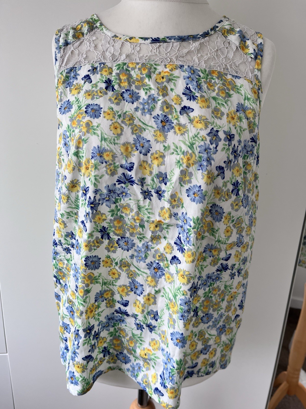 New Look Size 14 Floral Sleeveless Top Lace Detail Blue Yellow Cream Zip Feature