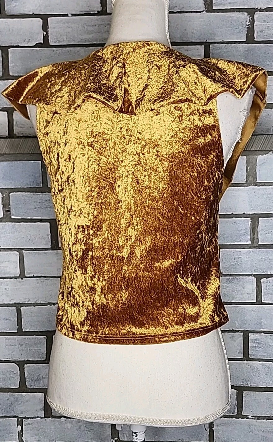 • Charlotte Russe Junior’s Sleeveless Velour Ruffle Front Tie Top Large Gold