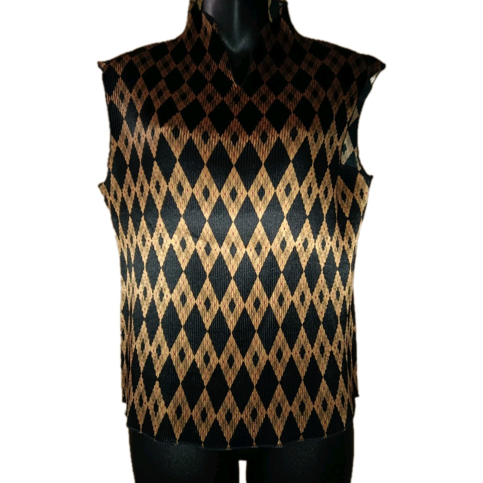Vintage sleeveless top features a black and gold diamond argyle pattern Size…