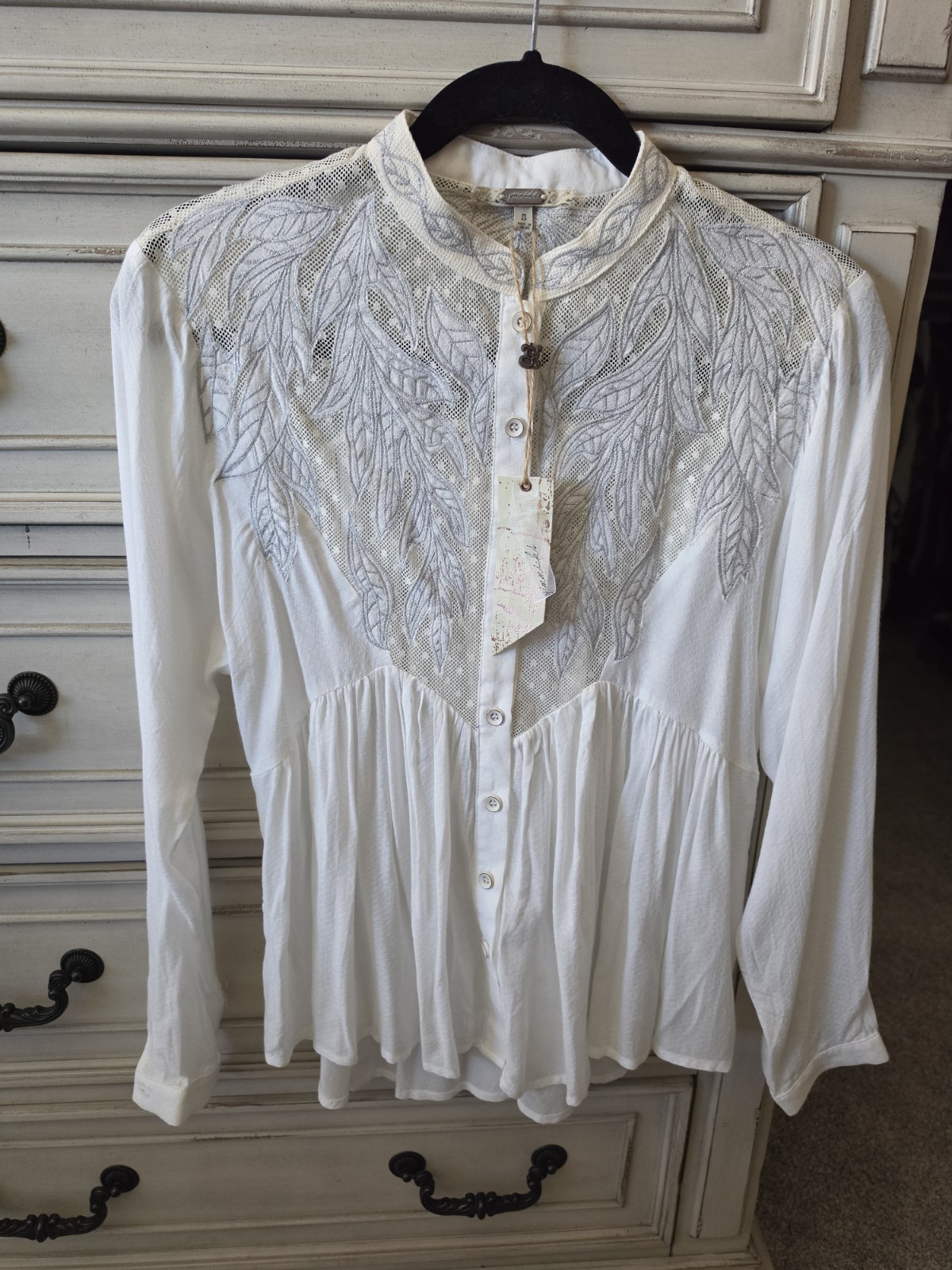 NWT Gimmicks by BKE Button Down Embroidered Long Sleeve Blouse – Size Small
