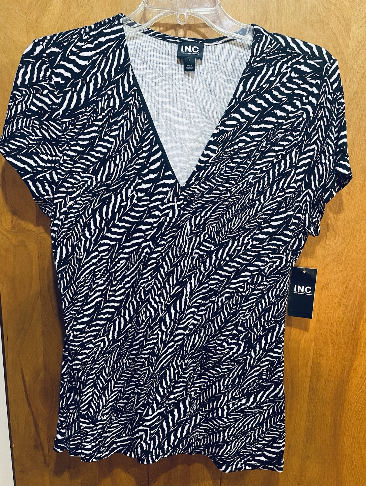 NWT Large V-neck Black White Zebra Top Short Sleeve Stretchy Fabric INC