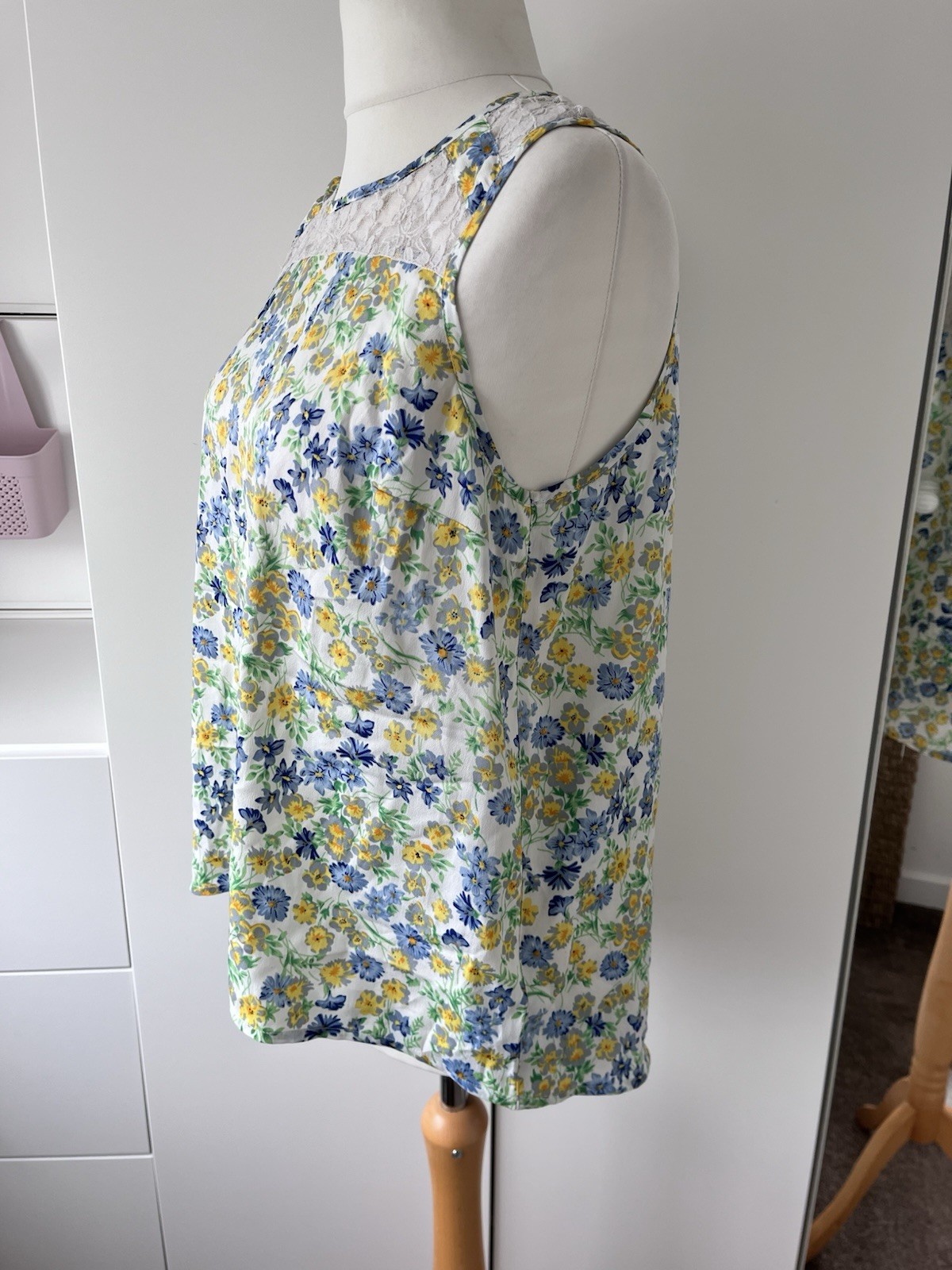 New Look Size 14 Floral Sleeveless Top Lace Detail Blue Yellow Cream Zip Feature