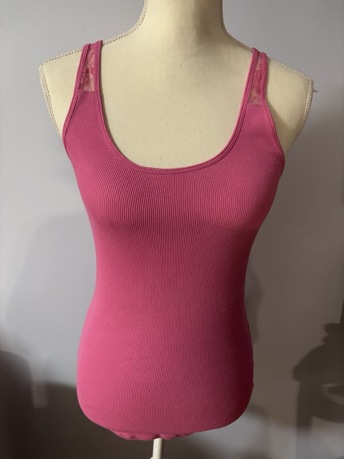 American Eagle Outfitters Pink Tank Upper Back Lace Design Stretchy Size M EUC