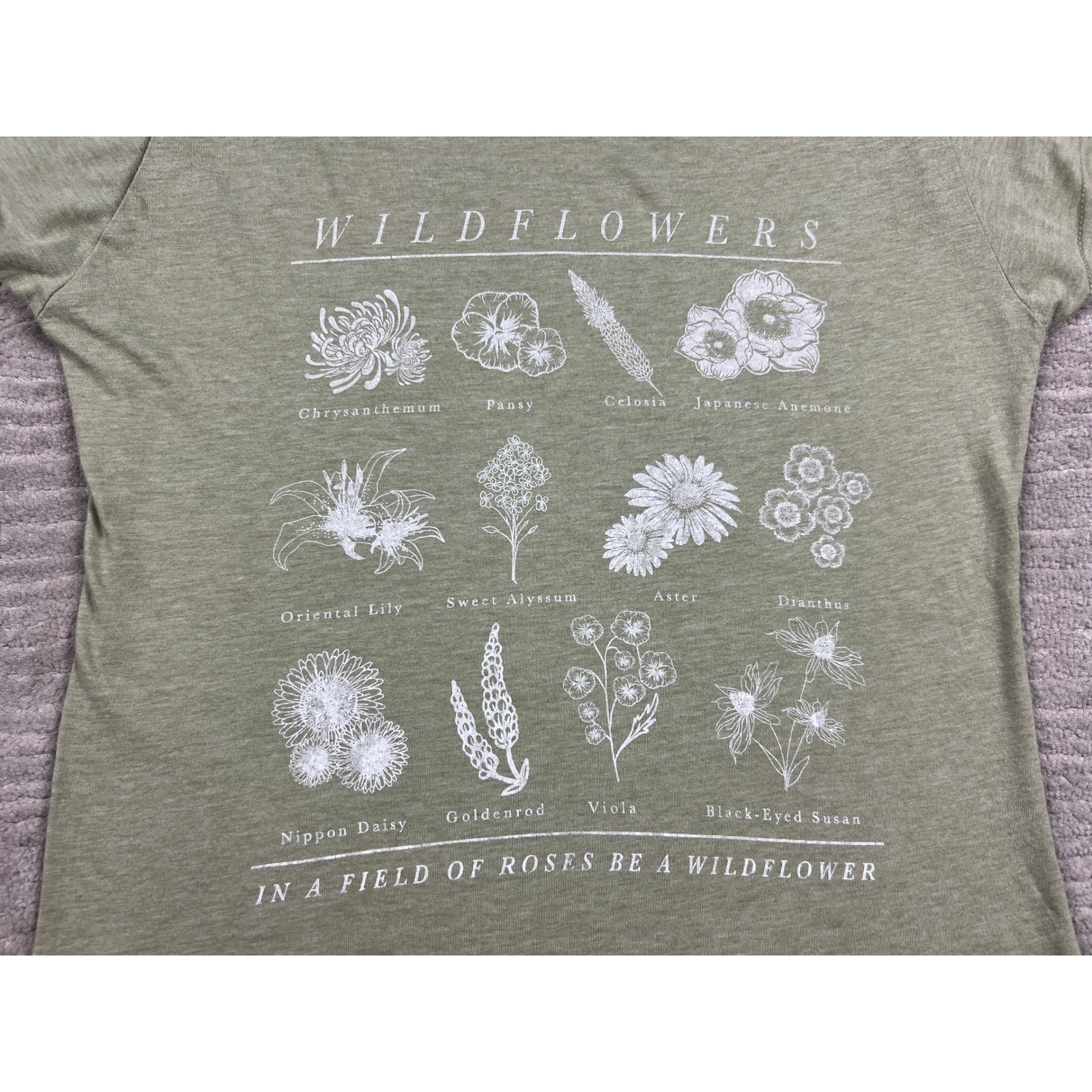 Unbranded Graphic Tee Women Medium Sage Green Wildflowers Botanical Cottagecore