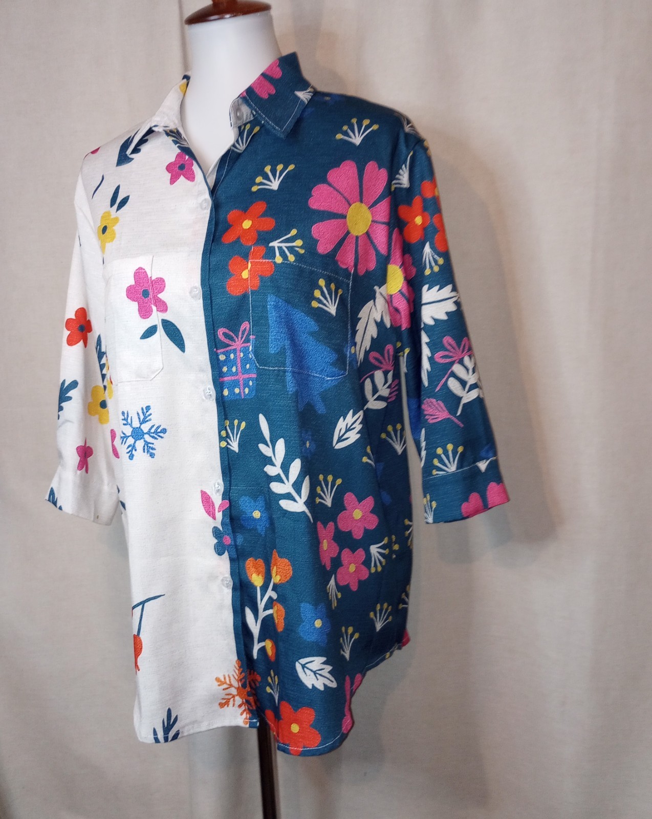 Fun All Seasons Printed Holidays Womens Medium Button Up top 3/4 button sleeves