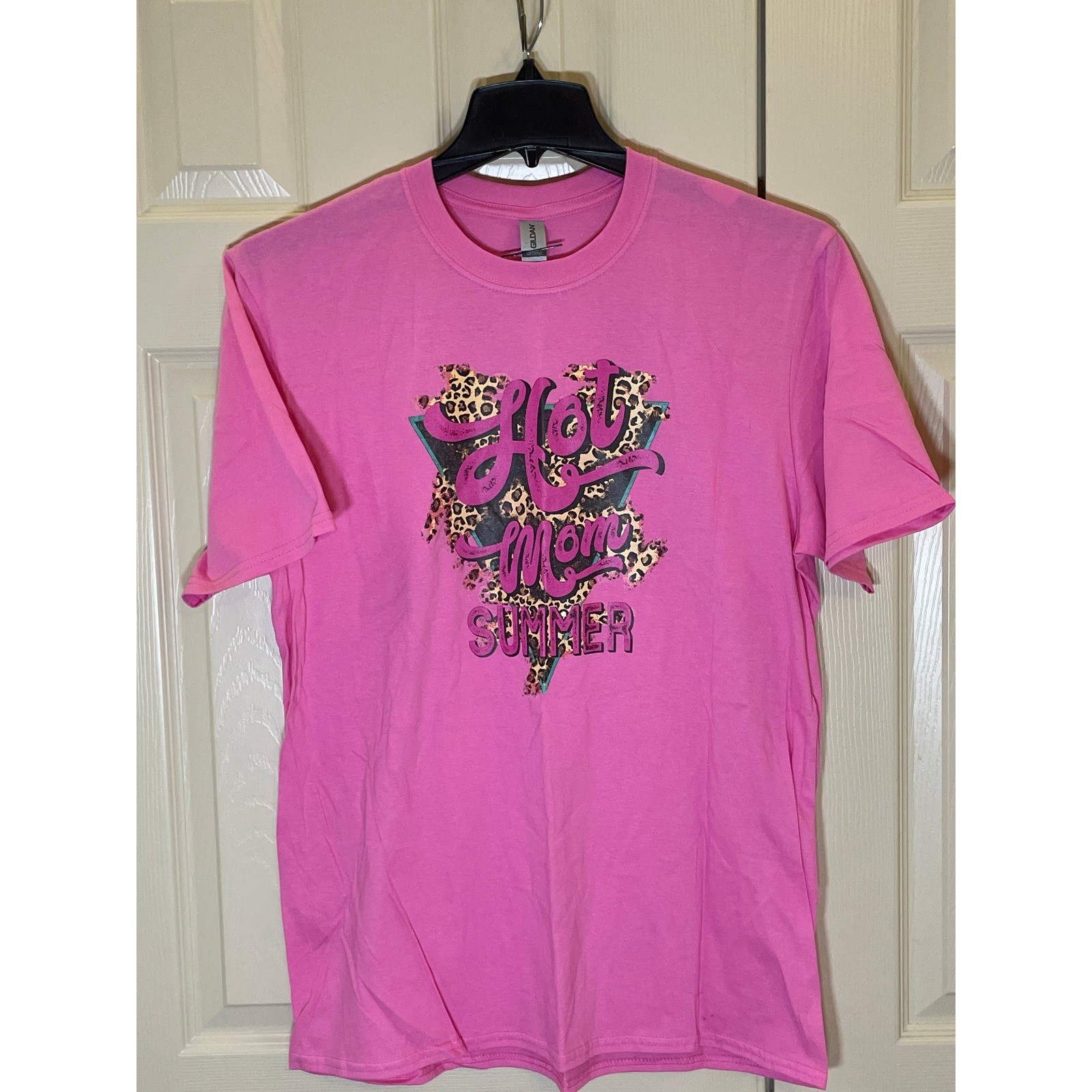 Gildan Graphic Tee Women Large Pink NWOT Hot Mom Summer Leopard Retro Casual