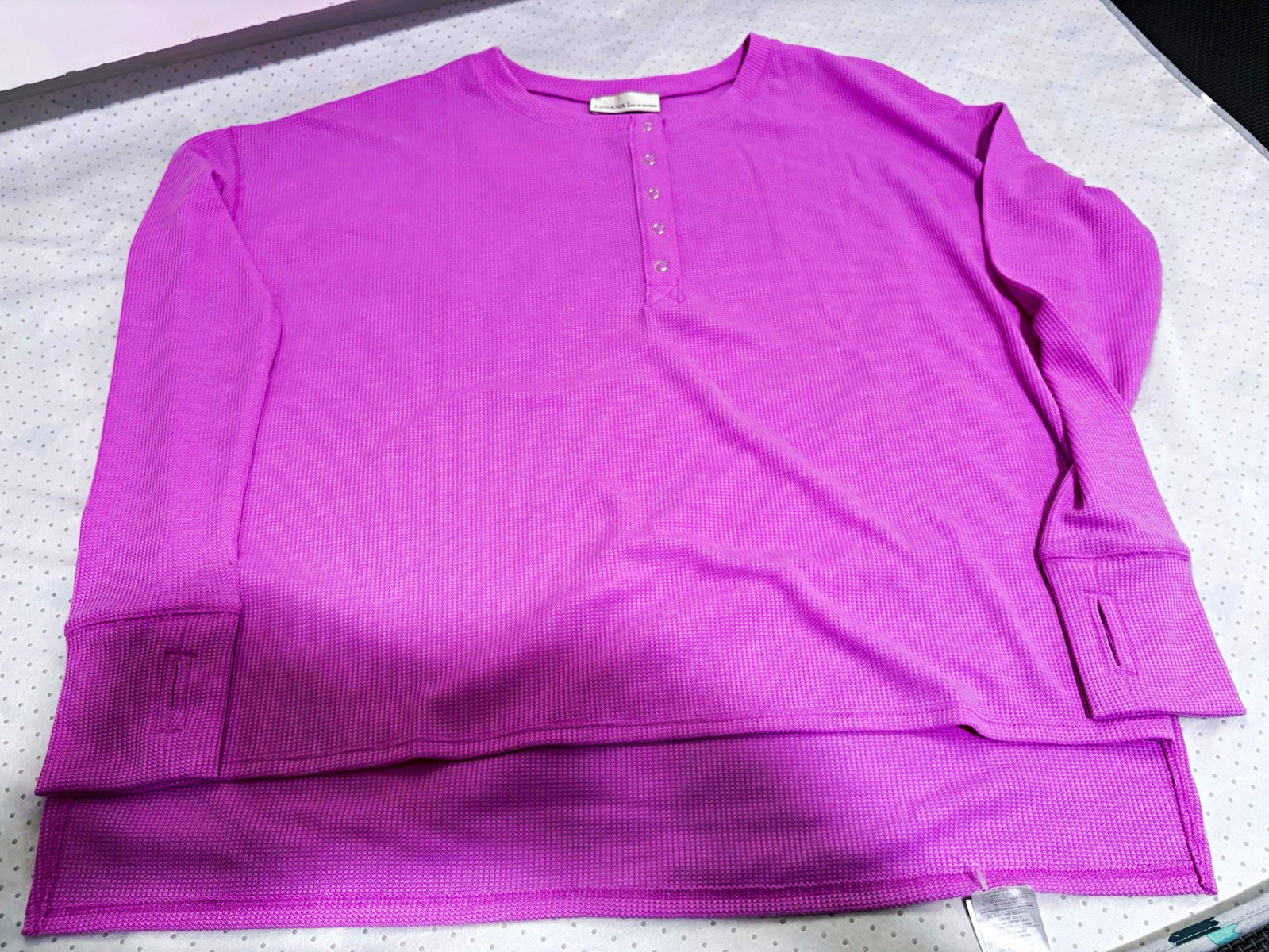 Zenana Woman’s Waffle Thumb Hole Cuffs Henley Knit Cotton Top Size L