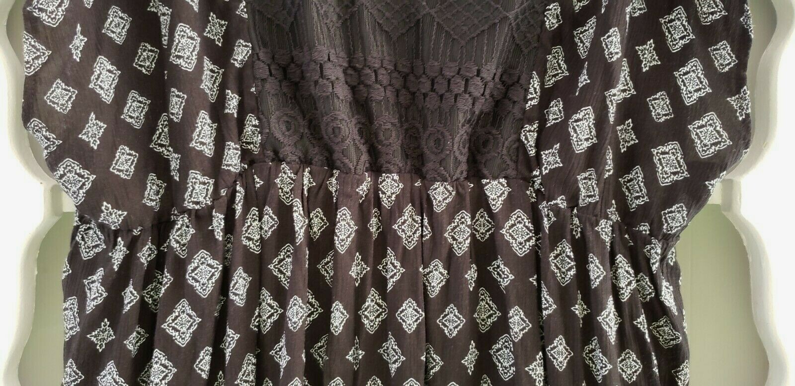 Torrid Blouse Plus Size 2 Black White Lace Insert Keyhole Back Pullover Tunic 2X