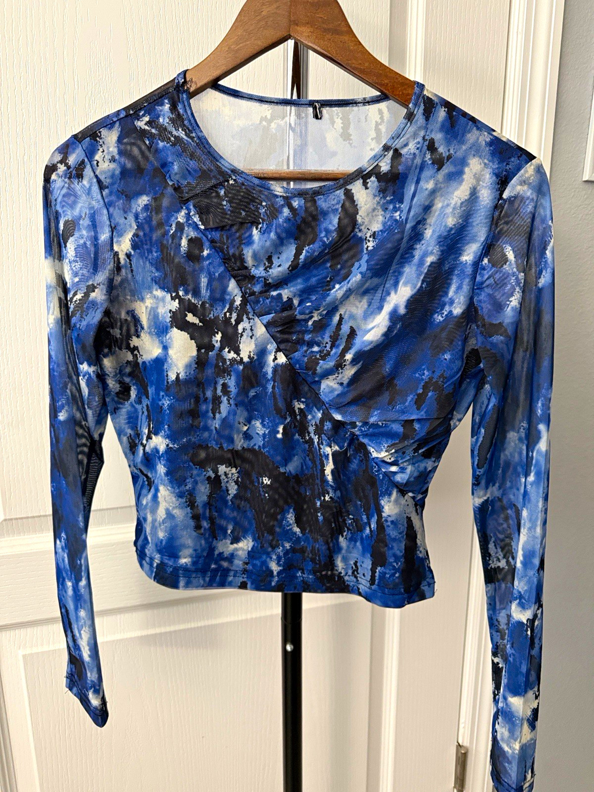 Women’s Abstract Mesh Ruched V-Neck Long Sleeve Crop Top, S Blue/Black/White