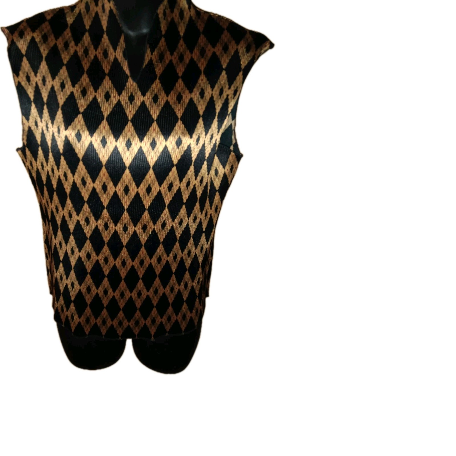 Vintage sleeveless top features a black and gold diamond argyle pattern Size…