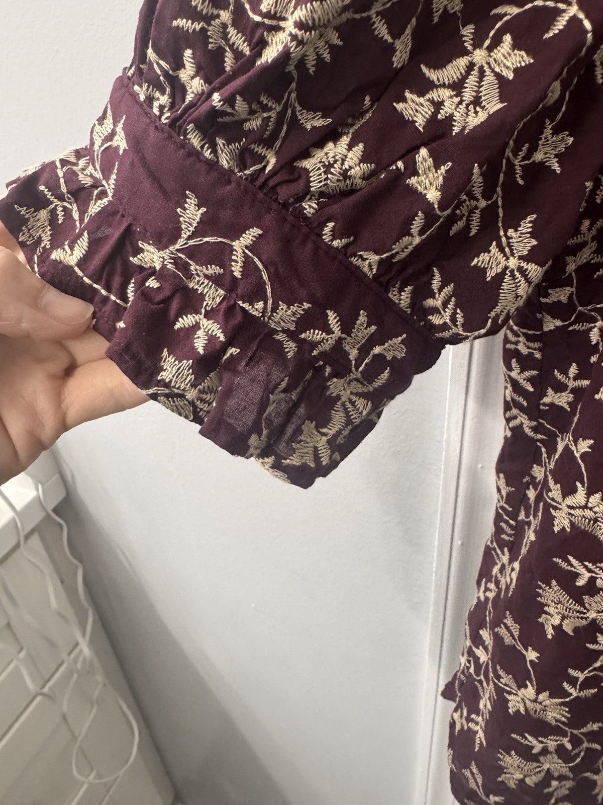 Ann Taylor Medium Embroidered Cotton Blouse Burgundy Floral Ruffle Neck Boho