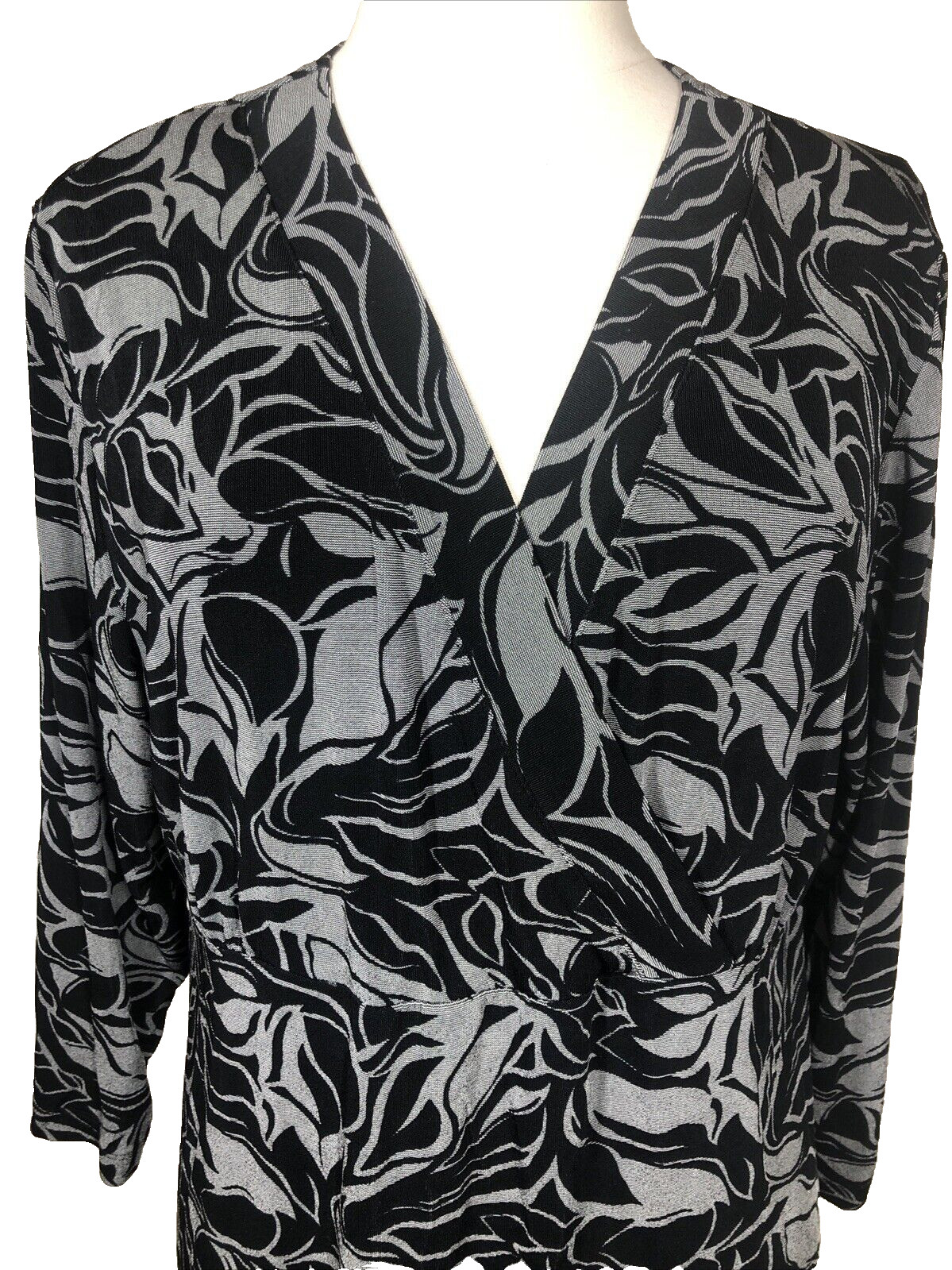 CHICOS TRAVELERS Size 3 LARGE Blouse Elastic Waist Black Gray Print Cross V-Neck