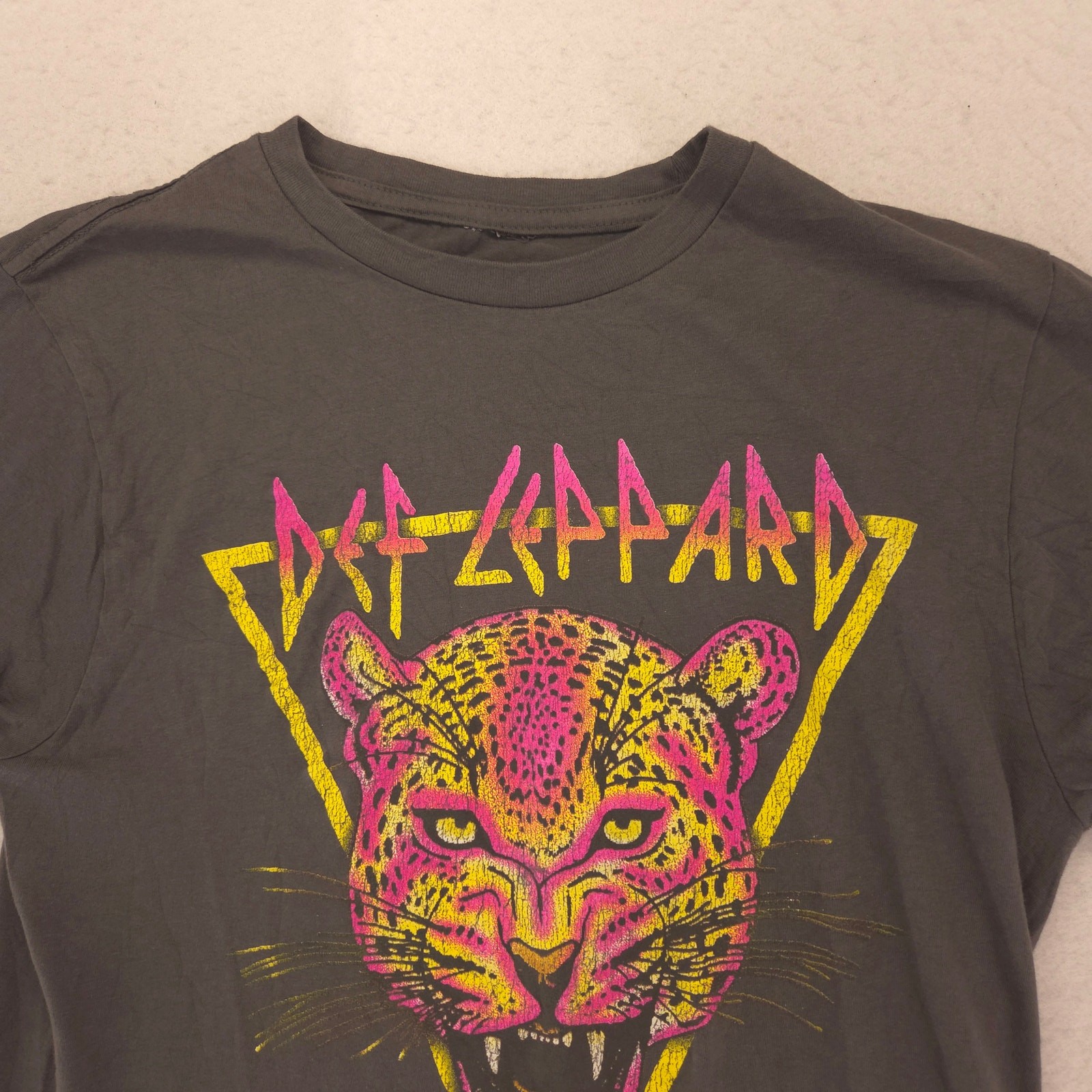 Def Leppard Band Graphic Short Sleeve Crew Neck Shirt Womens Size Small S Gray