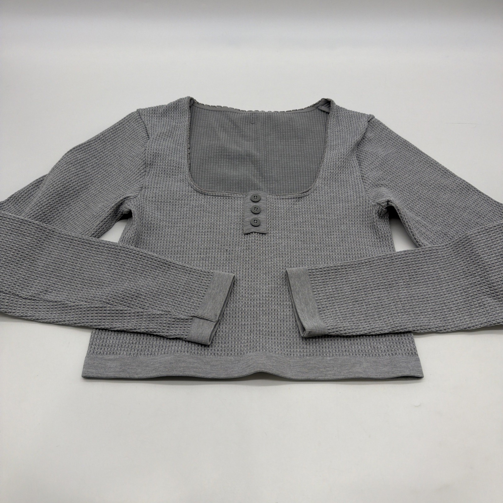 Fabletics Cropped T-shirt Long Sleeve Women M Gray Button Logo.#47791