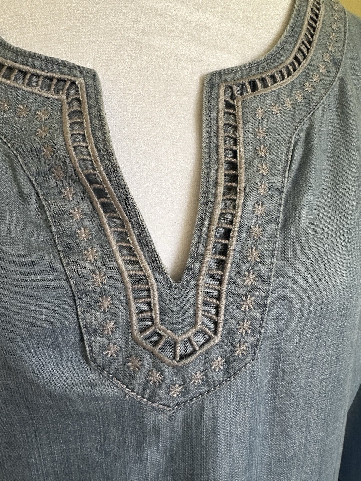 Tommy Bahama Tencel Lyocell Chambray Tunic Top Small Blue Eyelet Embroidered