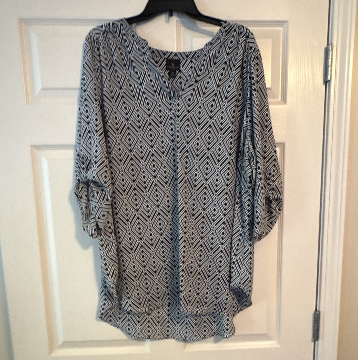 Worthington Women’s Plus 2X Black/White Geometric V-Neck Roll Tab Blouse