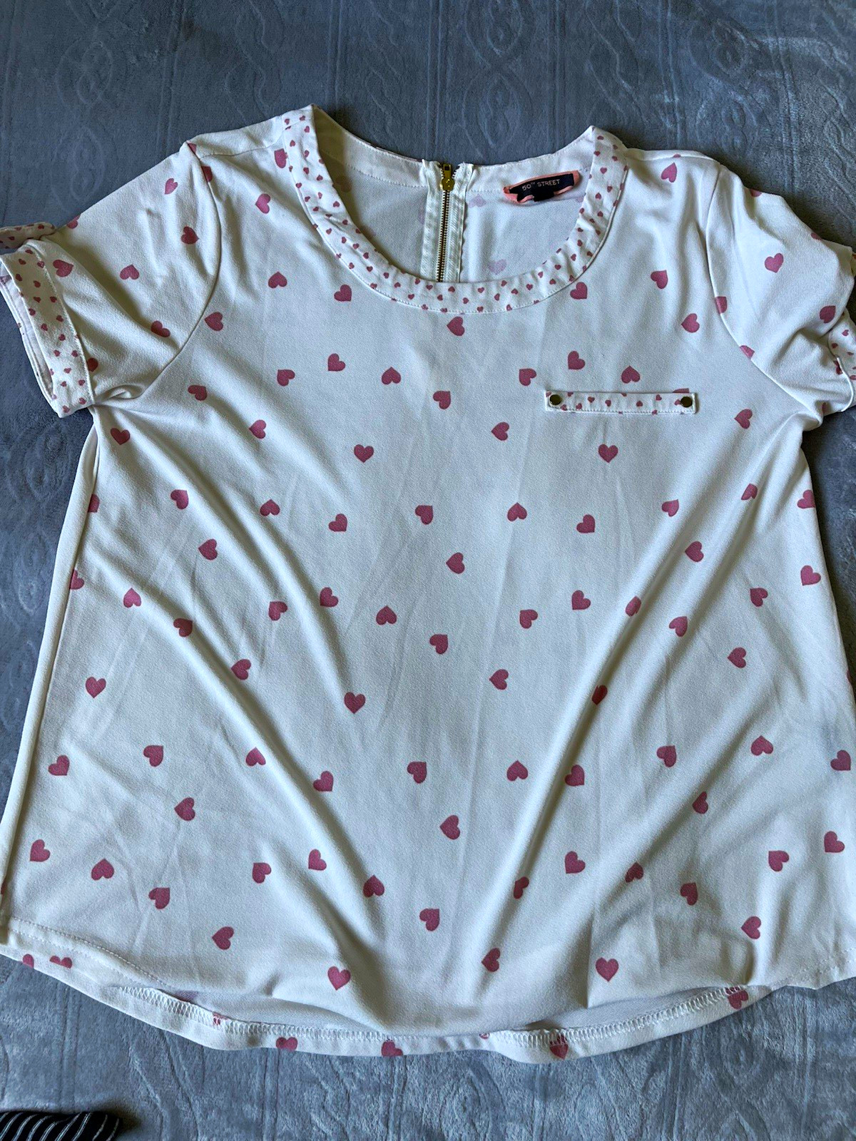 SO Women’s M White & Pink Heart Knit V-Neck Zip Accent Stretch T-Shirt