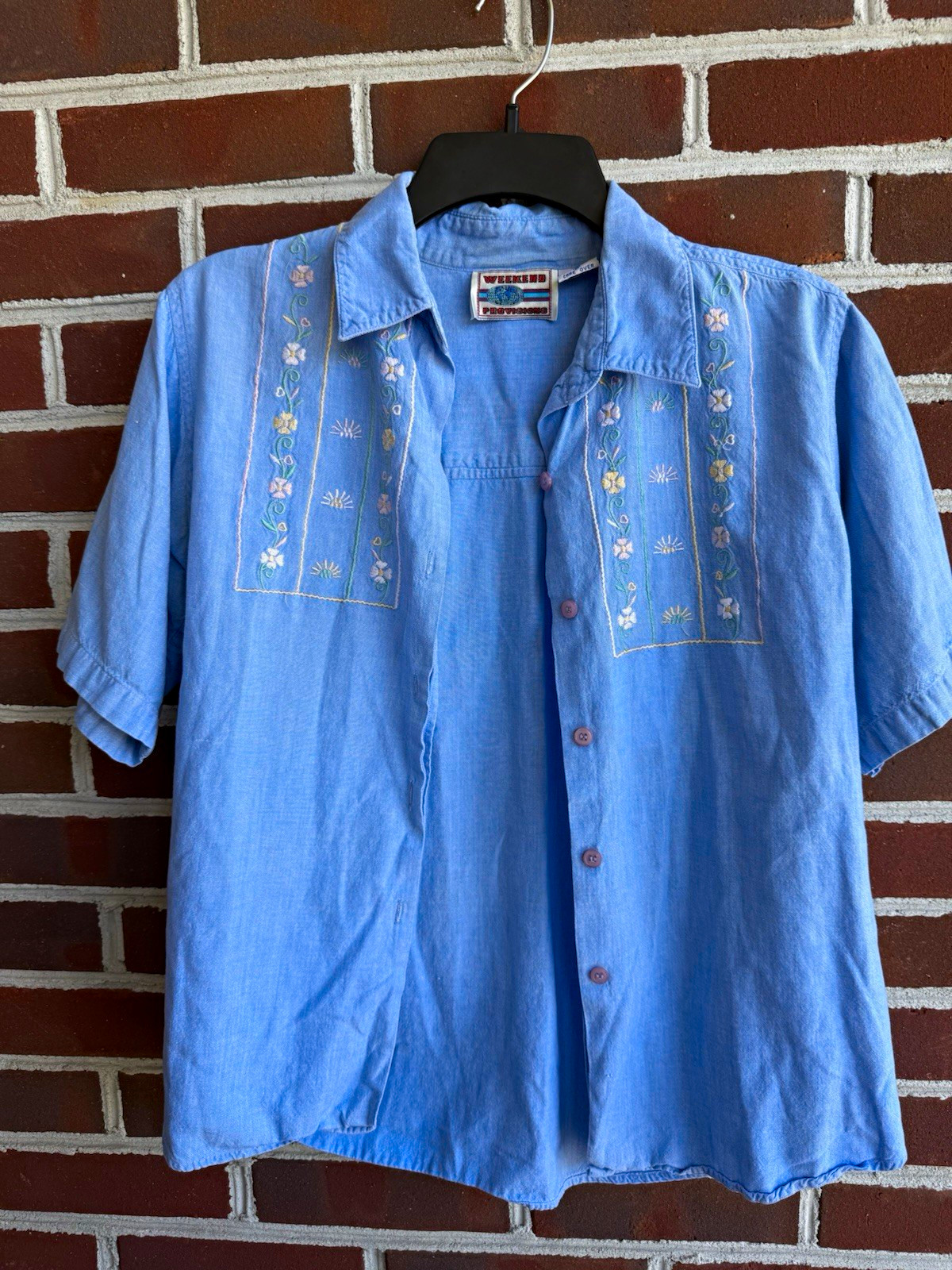 VNTG Weekend Provisions Women M Blue Chambray Floral Embroidered Button-Up Shirt