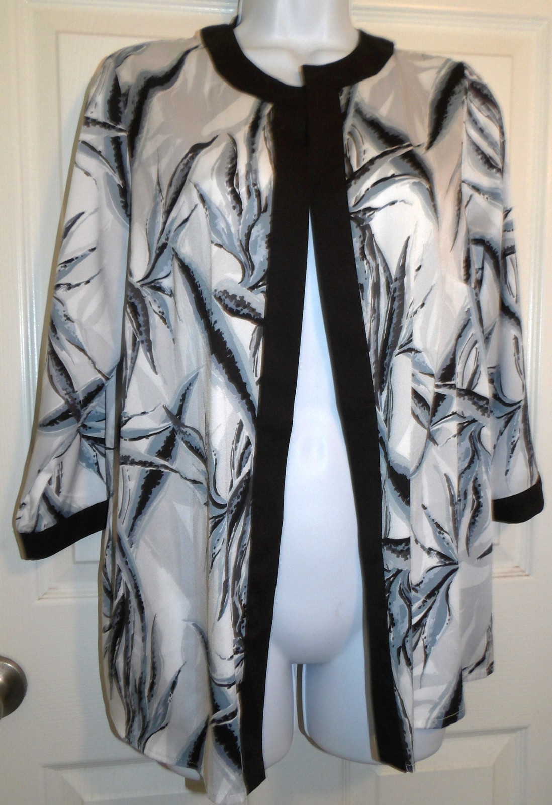 NWOT Black/Gray/White Print BOB MACKIE WEARABLE ART 3/4 Sleeve Poly Cardigan – M