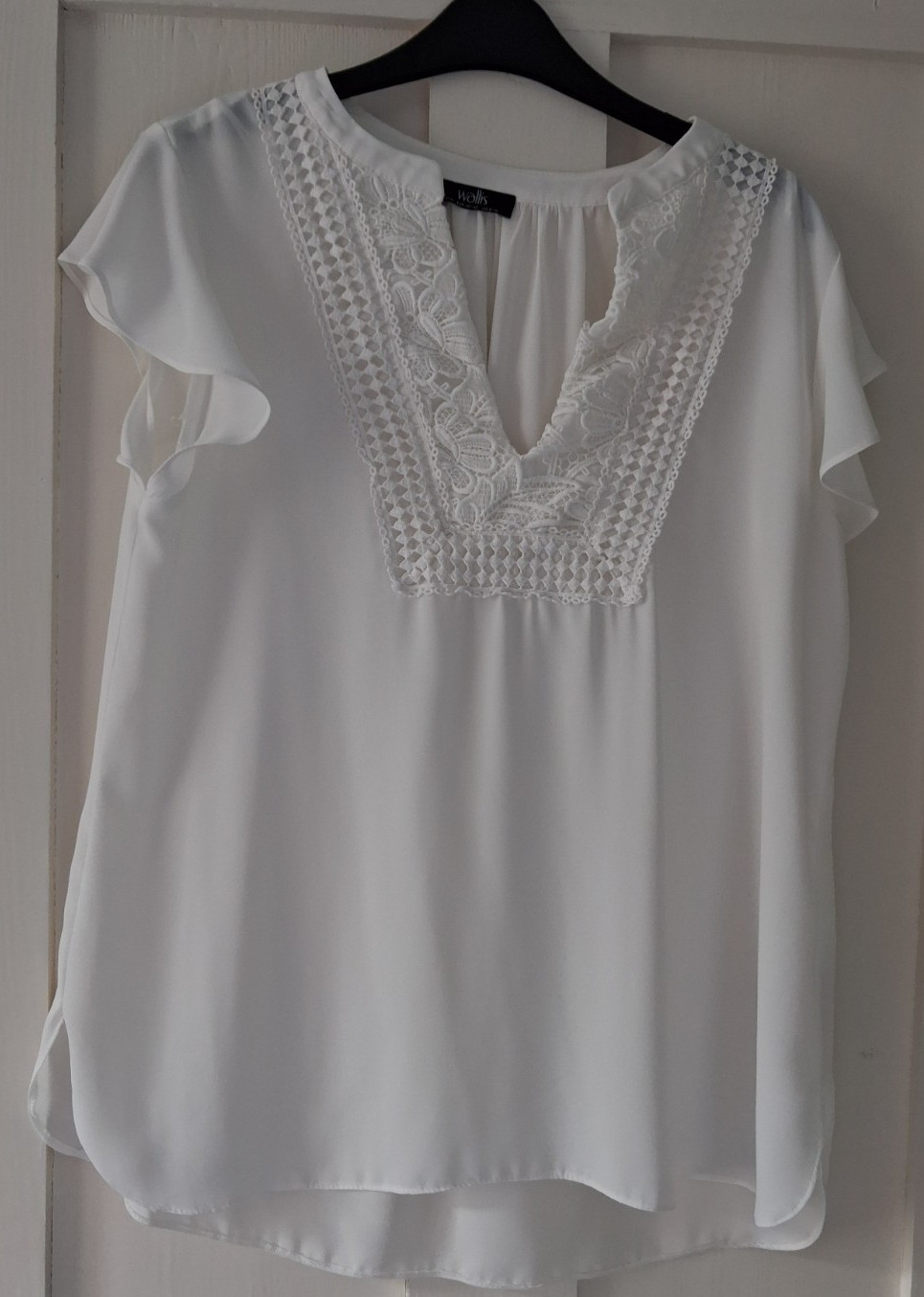 WALLIS White Deep V-Neck Embroidered Short Sleeved Blouse Size Medium (12/ 14)