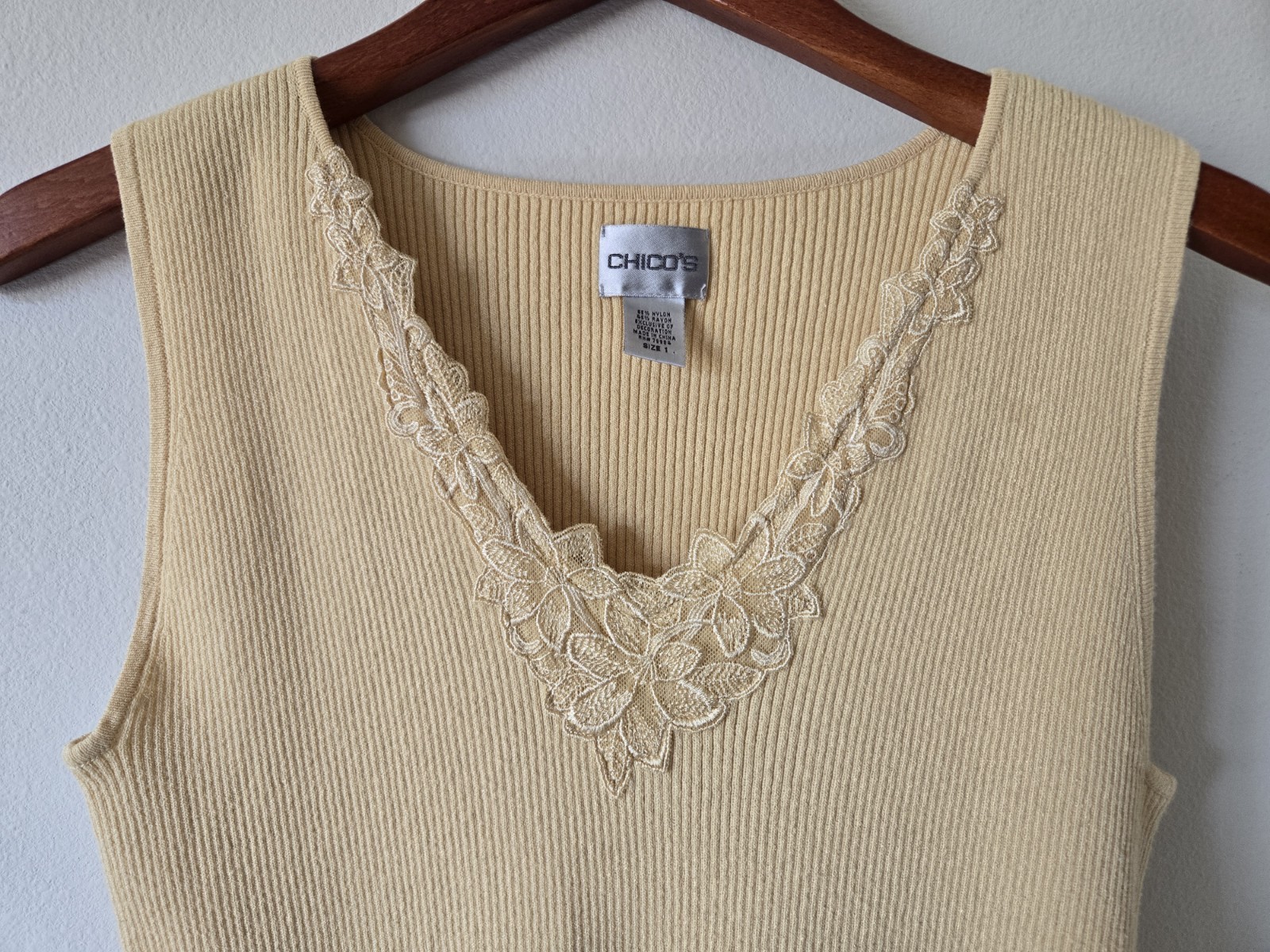 Chico’s Size 1 Yellow Ribbed Lightweight Lace Applique Neckline Tank Top
