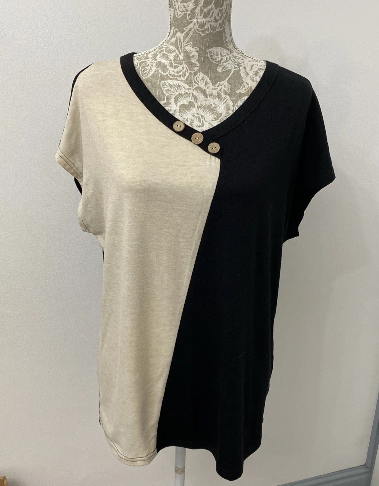 BLACK & BEIGE CAP SLEEVE V NECK STRETCH TOP WITH BUTTON EFFECT FRONT UK XL BNWOT