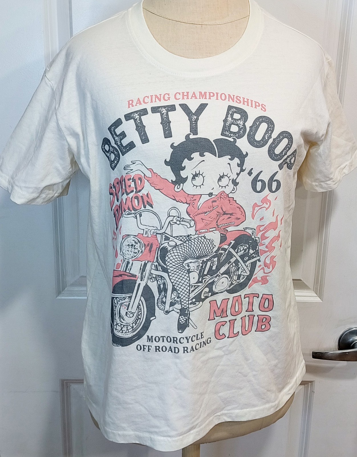 Betty Boop Moto Club Racing Women’s Graphic T Shirt Size M Cream Short Sleeve