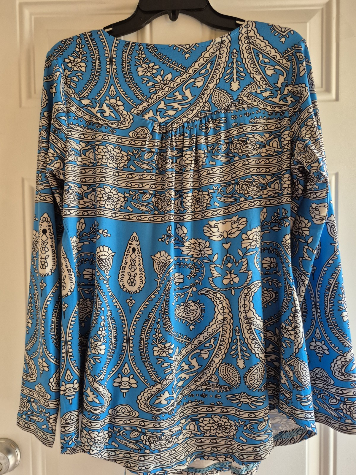 UNBRANDED Stretch Knit Top – L – Scoop Neck w/3 Btn Placket/Bib, Long Sleeves