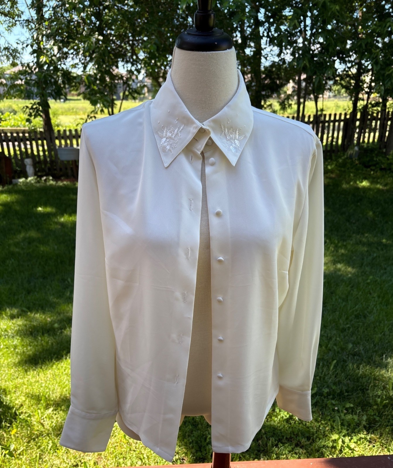 Womens White Button-Up Blouse Embroidered Floral Long Sleeves Size 12 Hong Kong