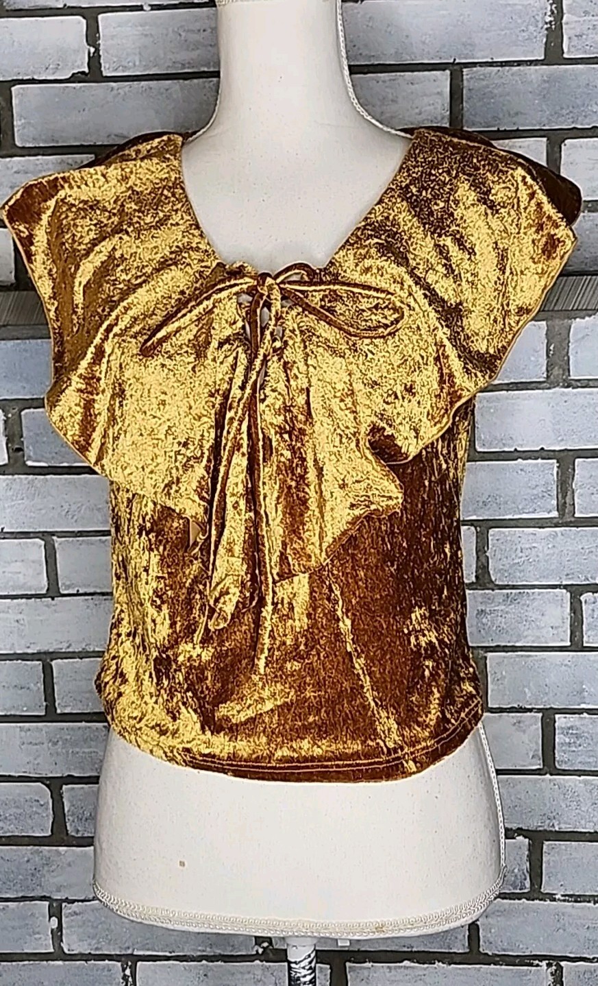 • Charlotte Russe Junior’s Sleeveless Velour Ruffle Front Tie Top Large Gold