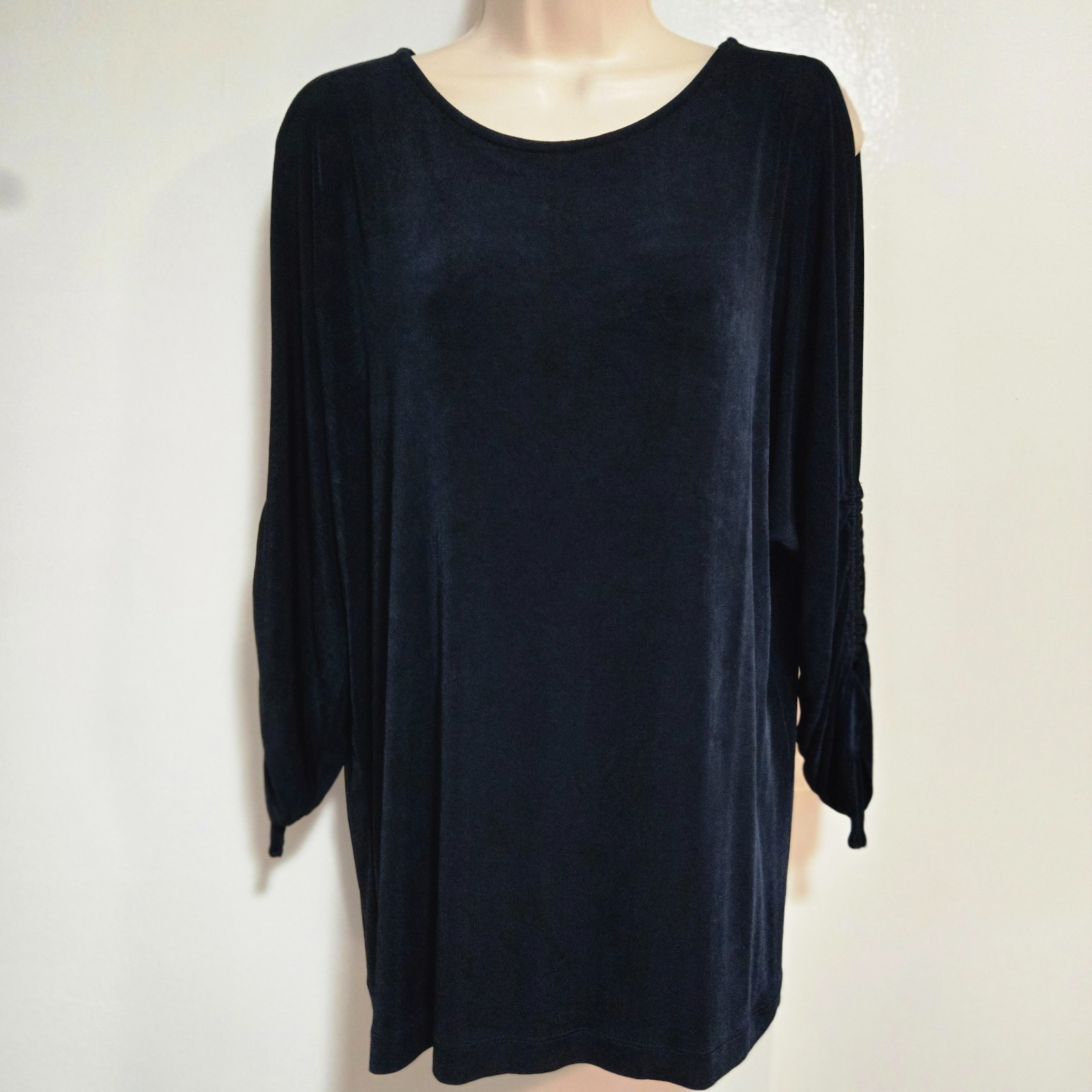 Chico’s Travelers Sz 2 (L) Navy Cold Shoulder Top Ruched Sleeve Liquid Knit