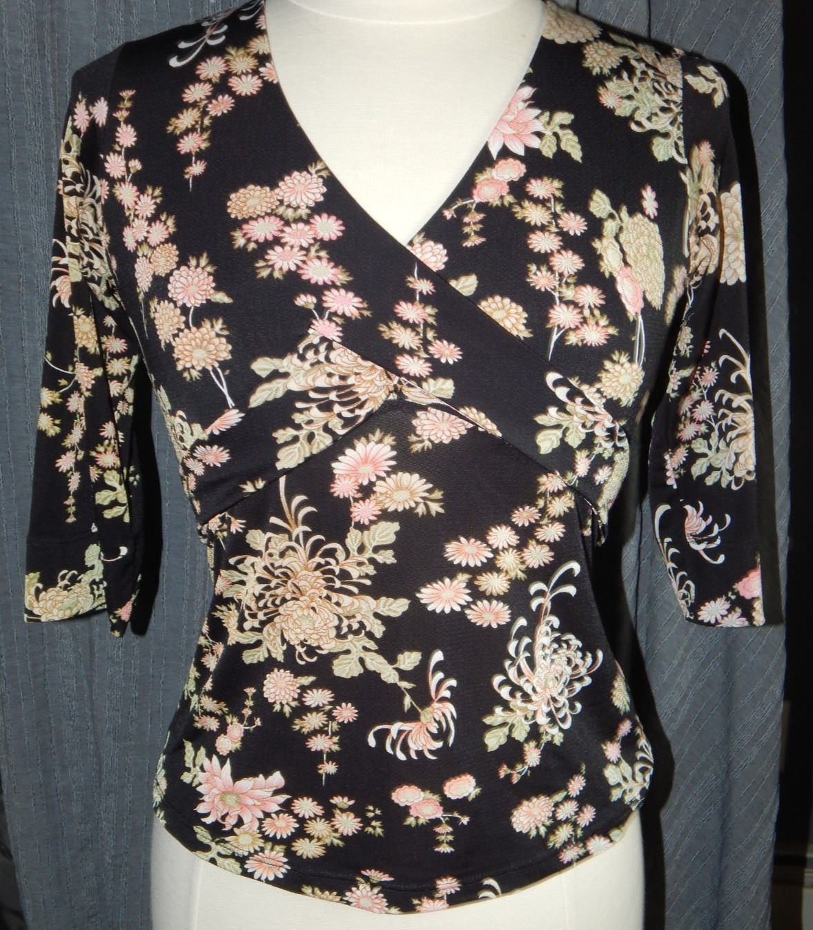 “VOL 1. ” Black Asian-style Floral Stretch Tie-Back Boho Blouse – Y2k – Med.