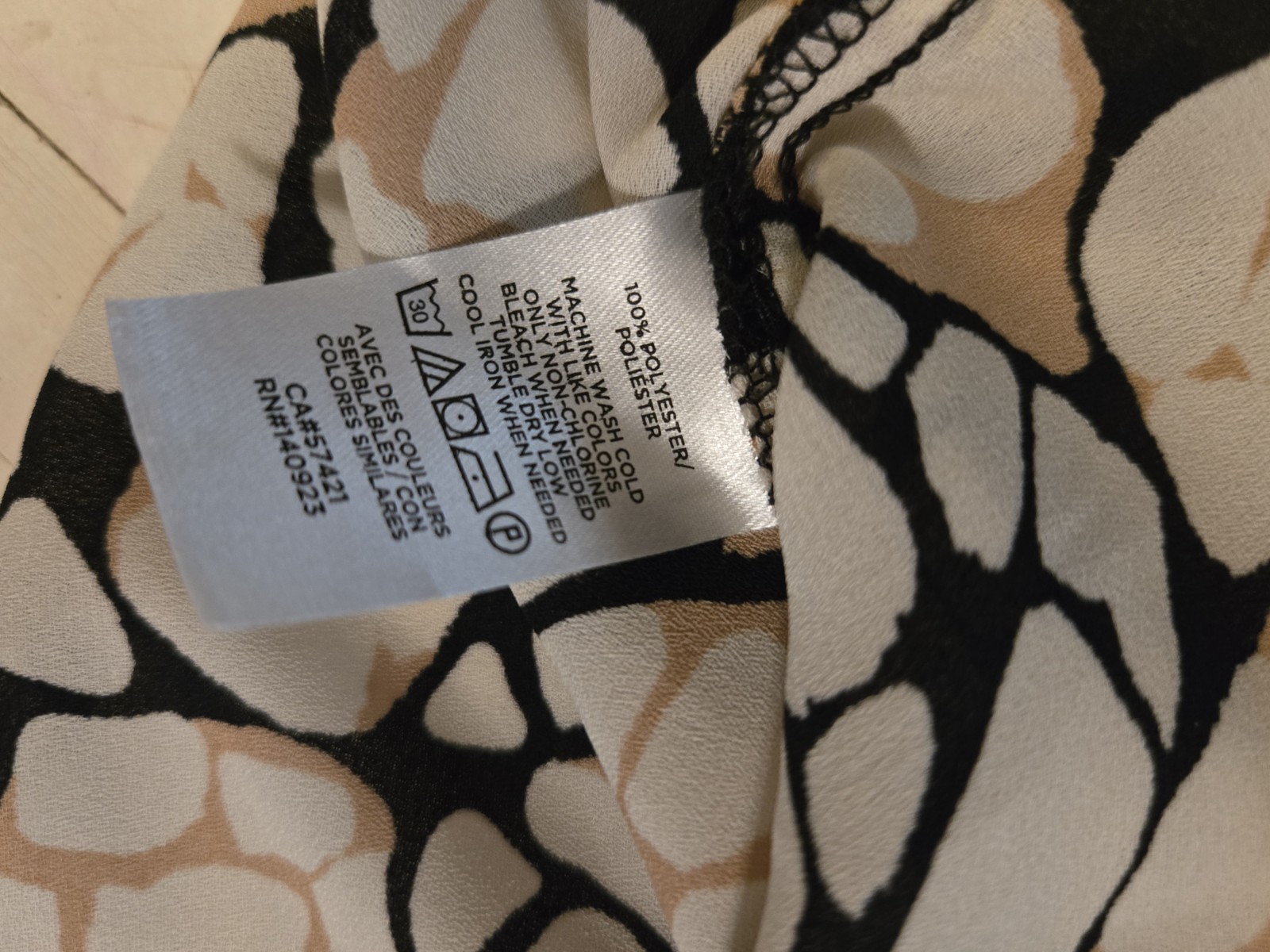 LOFT Outlet Women’s Medium Abstract Print Flutter Sleeve Blouse Beige Black Top