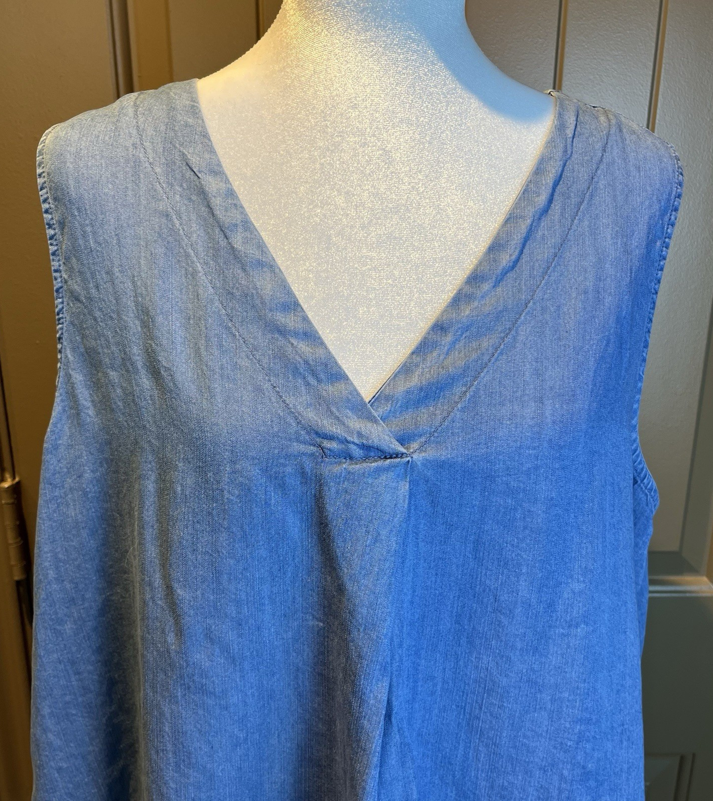 Time and Tru Women’s V Neck Sleeveless Blouse in Light Blue Denim Size LRG 12-14