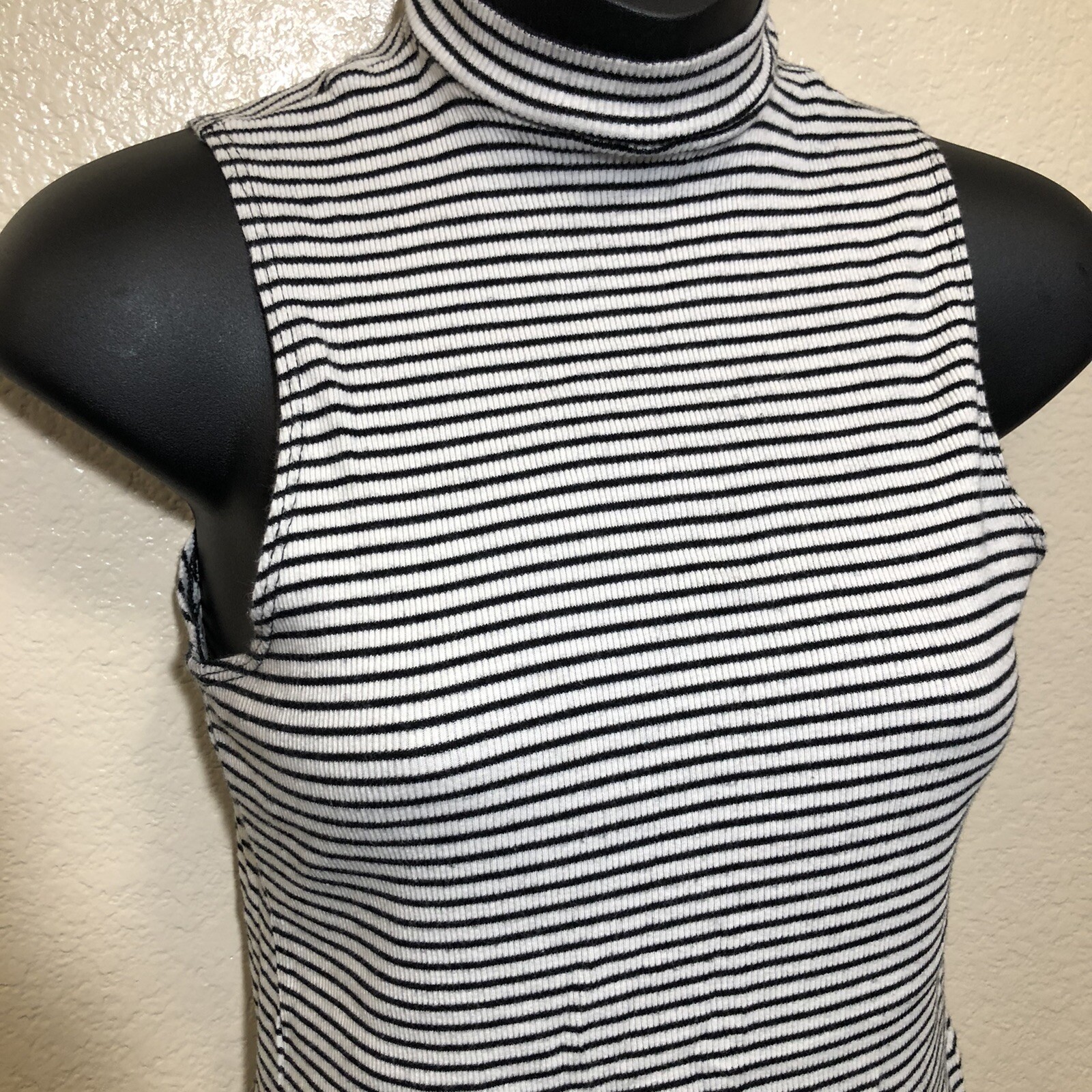 H.I.P. Fitted Striped Sleeveless Top / Junior’s Medium / White & Black