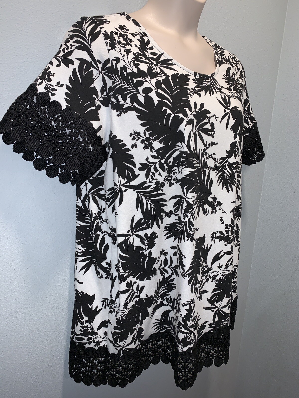 JESSICA LONDON Plus 22 24 Short Sleeve Lace Trimmed Knit Top Tunic Black White