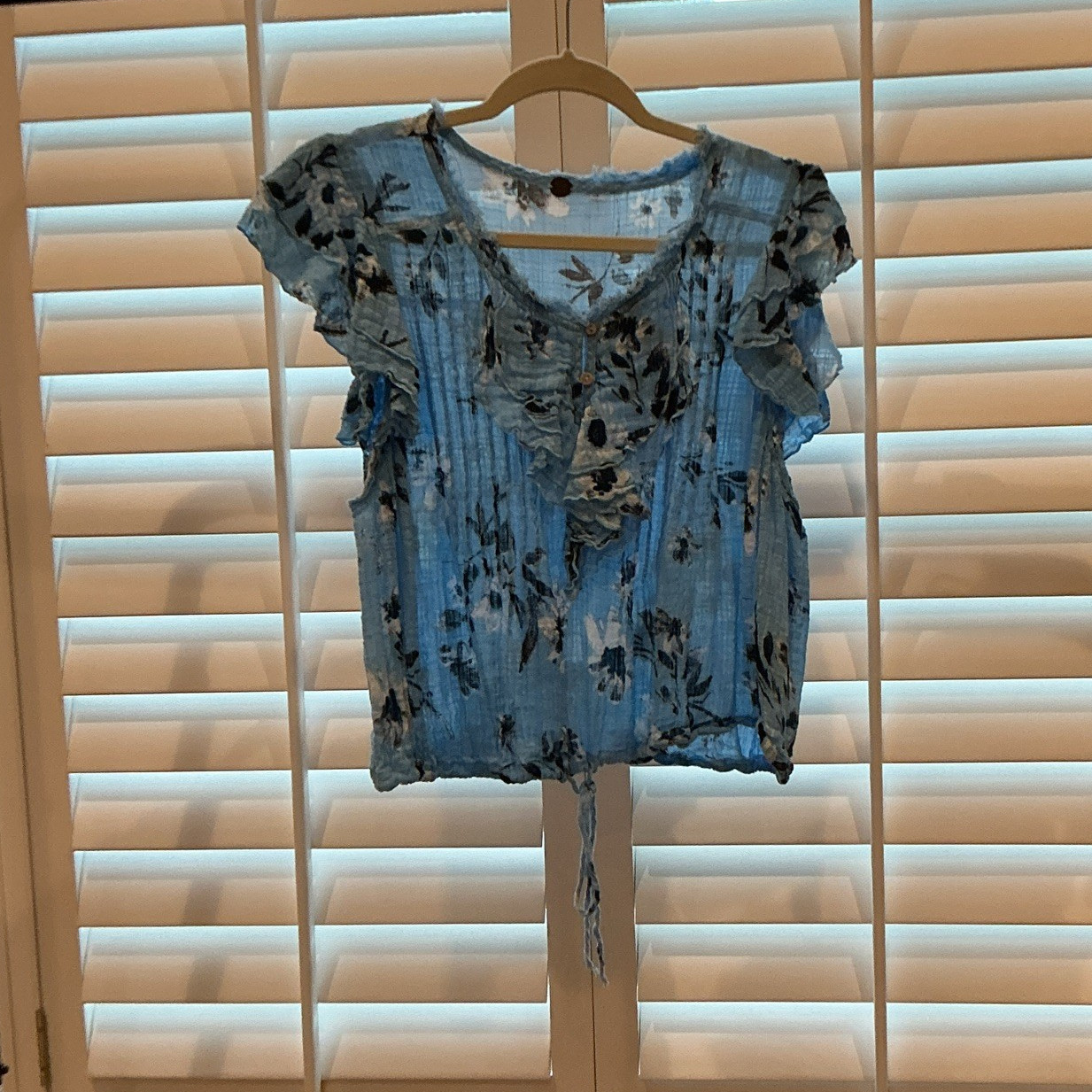 O’Neill Womens Blue Floral Woven Ruffle Short Sleeve Button Front Blouse S