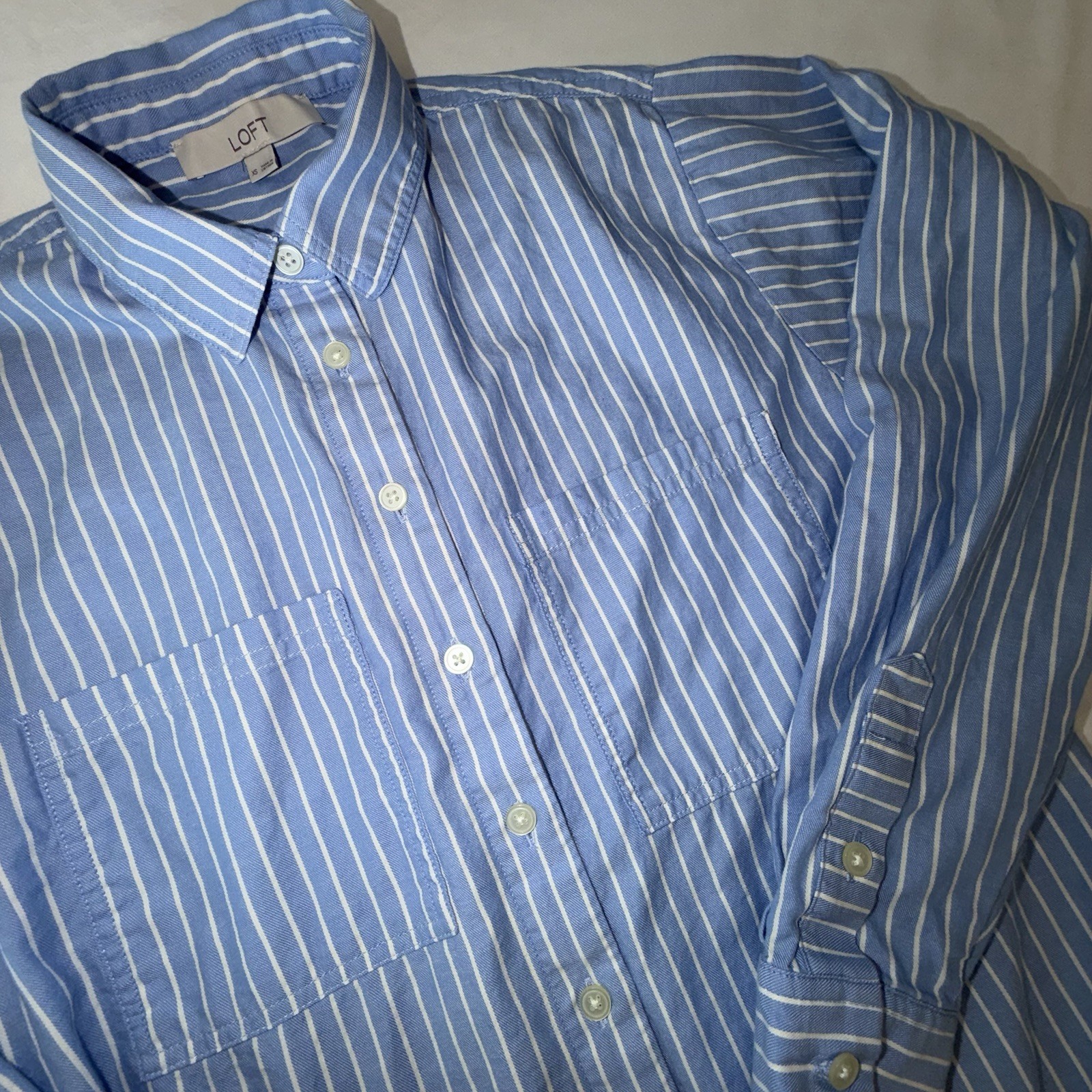 LOFT Women’s XS Blue White Striped Collared Button-Up Long Sleeve Shirt. 0015