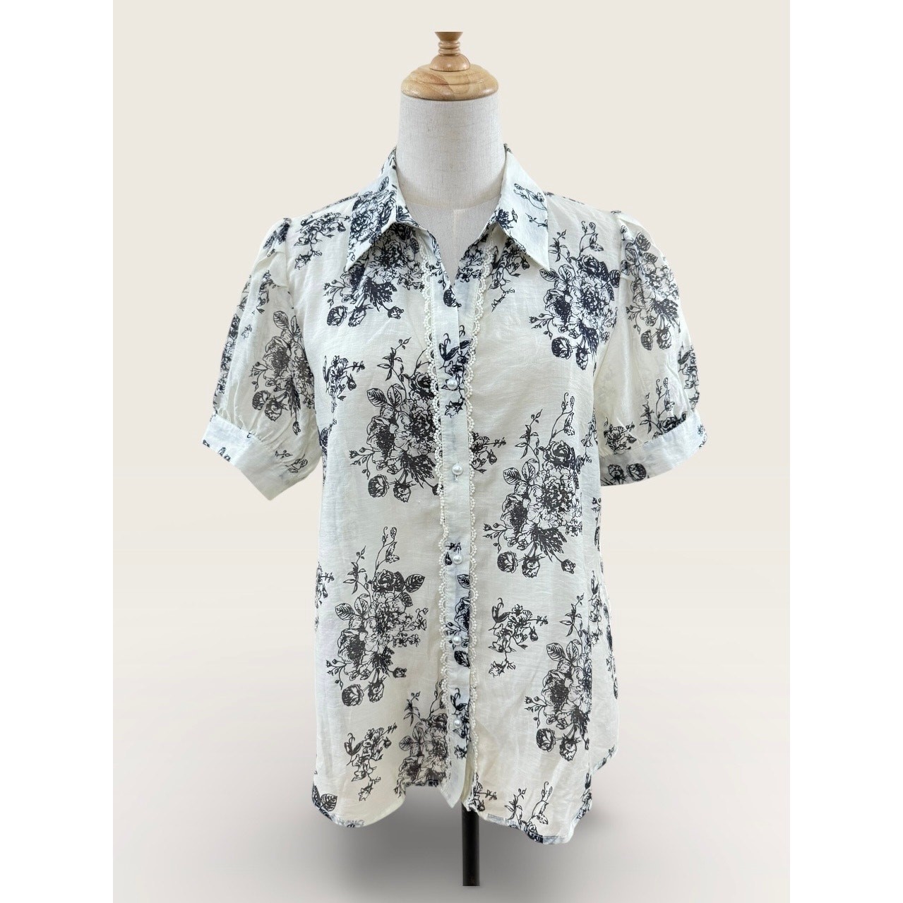 AliceBlue Cream / Black Floral Print, Puff Sleeves w/ Lace & Pearl Buttons, Sz M