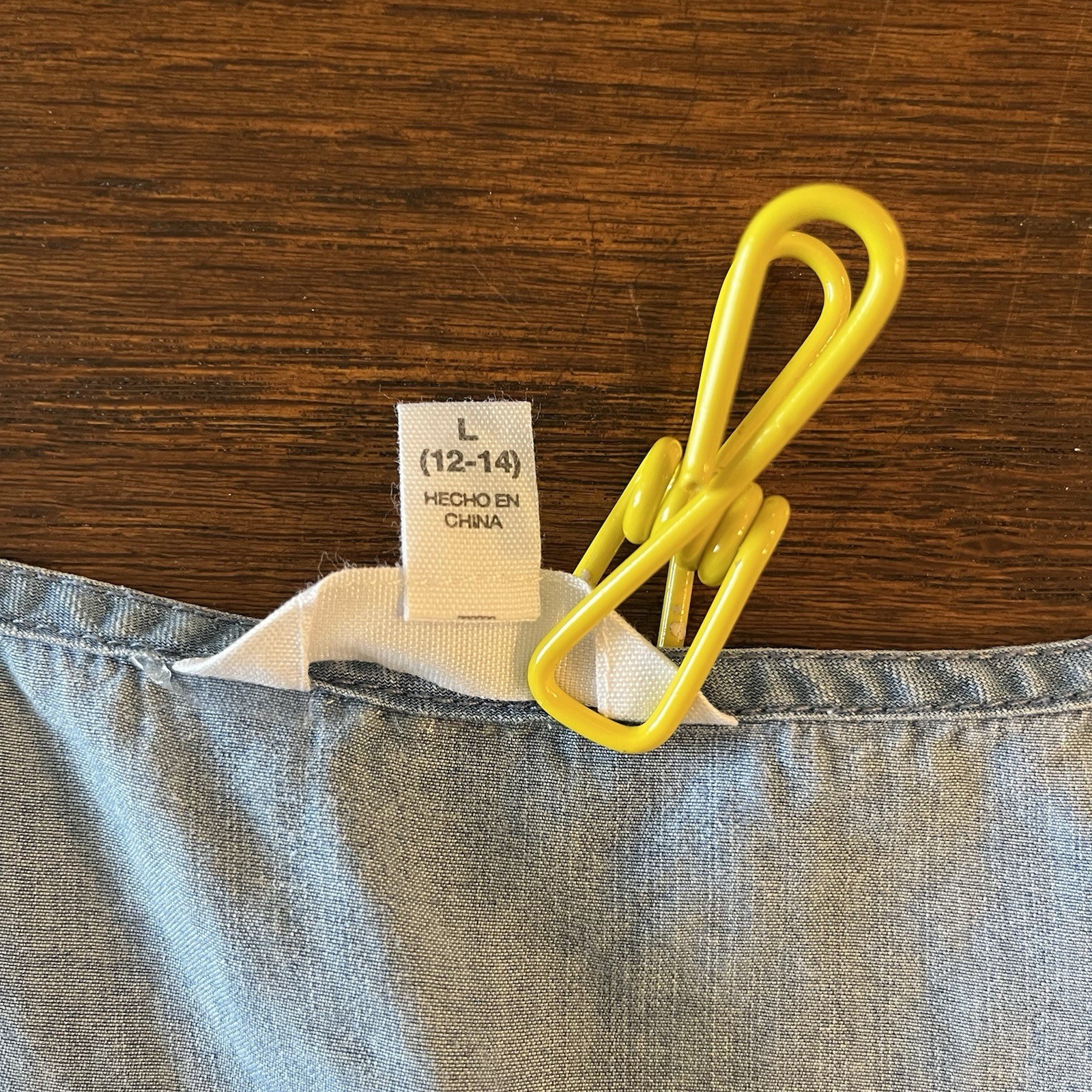 Time and Tru Women’s V Neck Sleeveless Blouse in Light Blue Denim Size LRG 12-14
