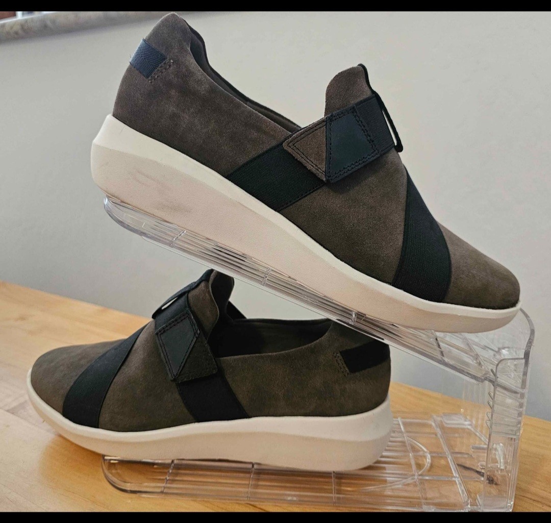 Clarks Gray Suede Slip-On Casual Shoes Black Strap Accent Round Toe US 8
