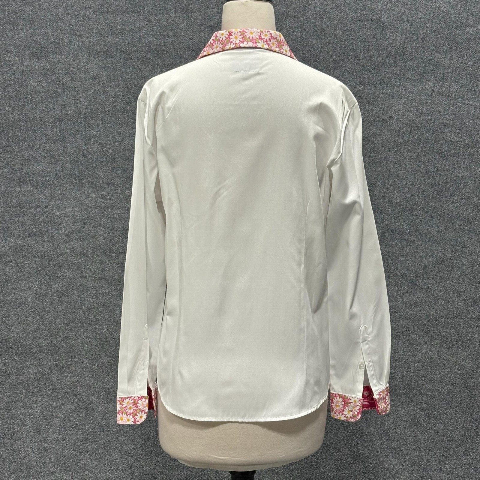 ROMI BASHA Shirt Womens Medium White Heart Floral Trim Button Front Valentines