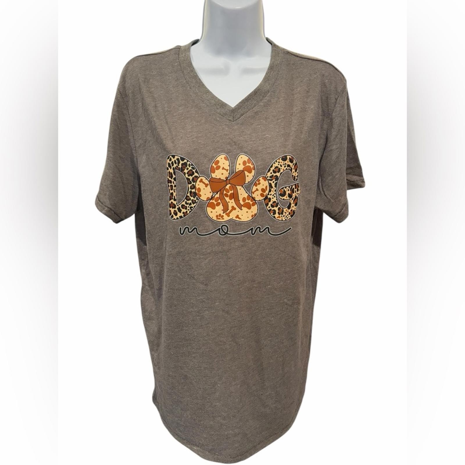 Dog Mom Graphic Tee Size Medium Grey Leopard Paw Bow Shirt NWOT