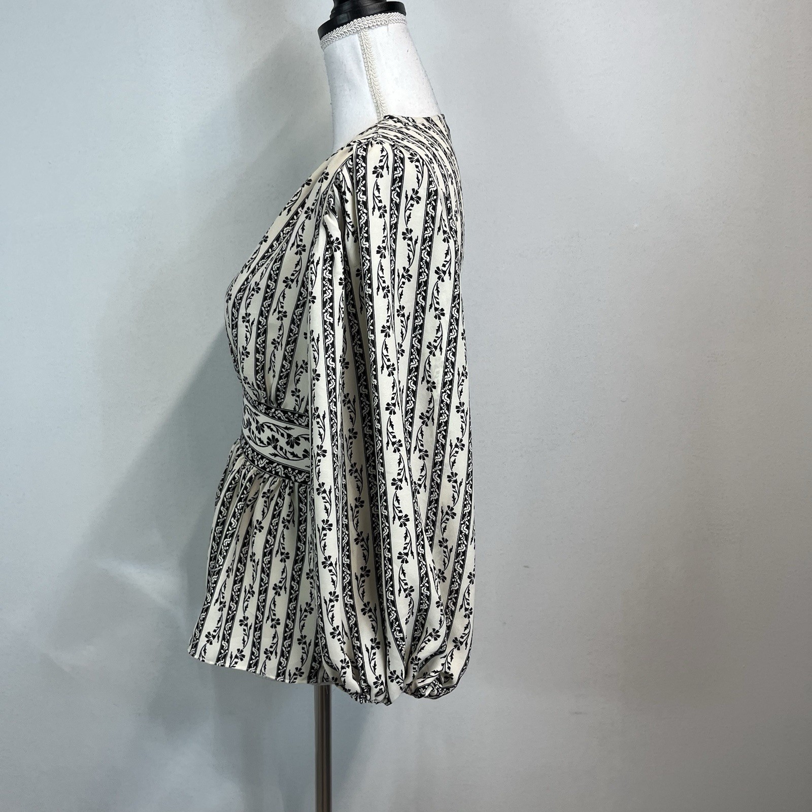 Max Studio Blouse size Extra Small Black Ivory Floral Peasant Boho Wedding Slim