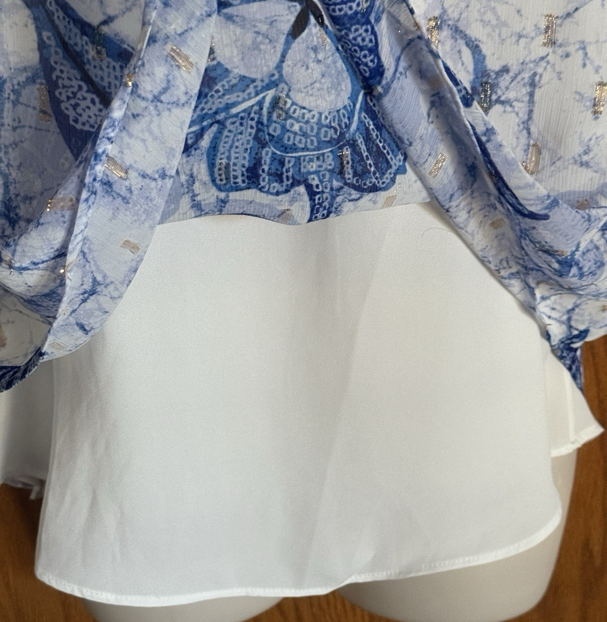 White House Black Market Top Blue White Gold 3/4 Sleeves V-Neck Women’s Size Med