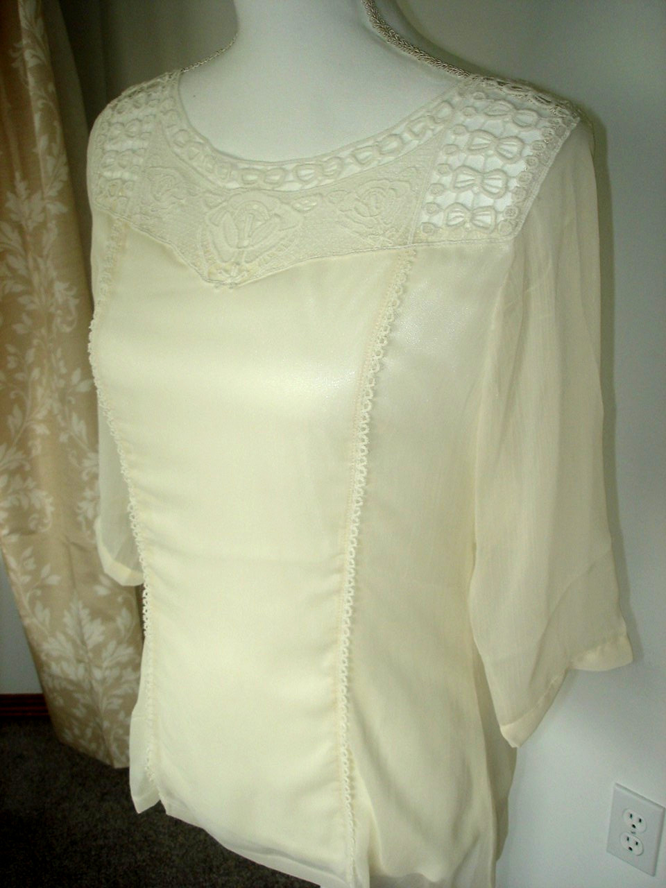 NWT Azucar Short Sleeve Crochet Lace Blouse Cream Lined Size Small Reg 74.00