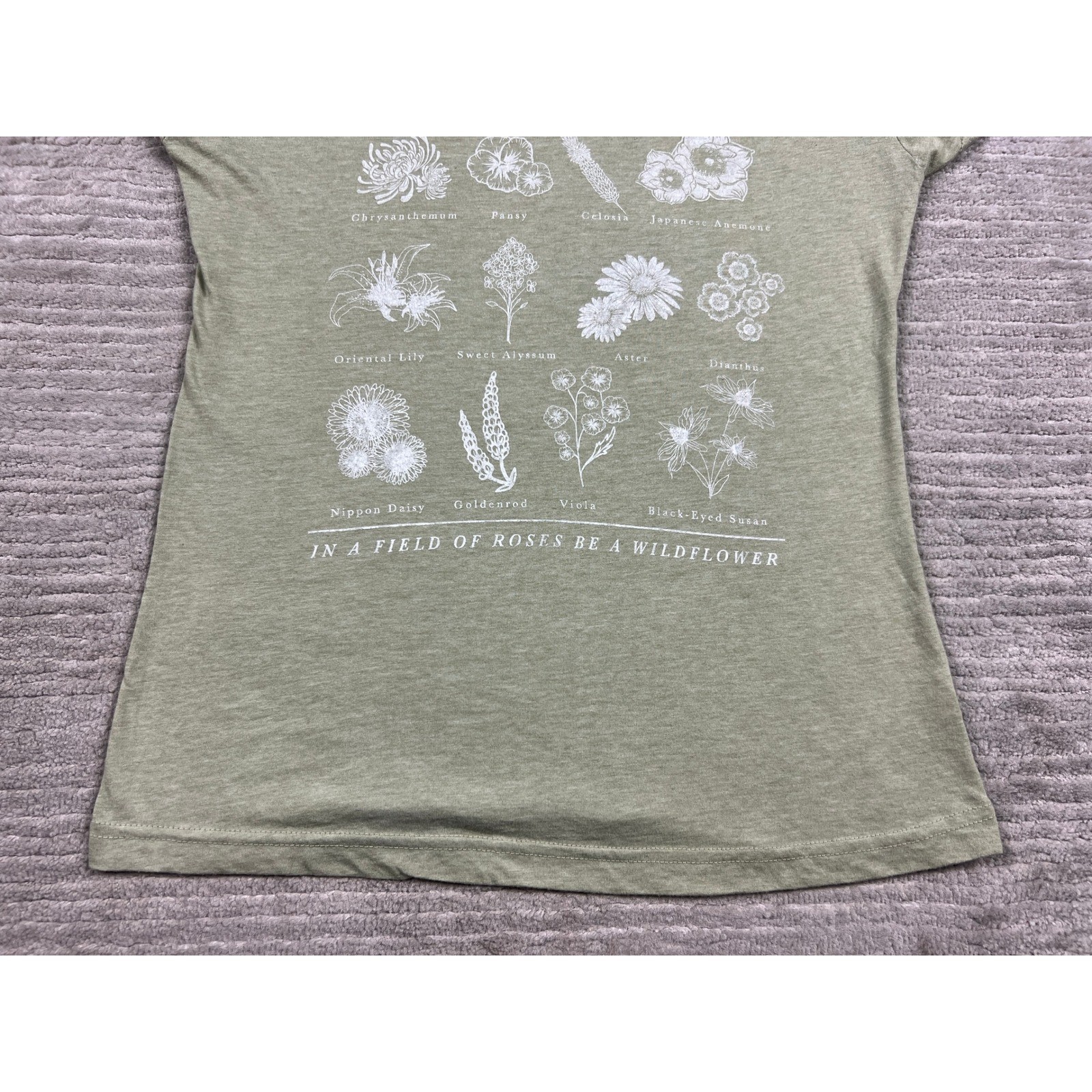 Unbranded Graphic Tee Women Medium Sage Green Wildflowers Botanical Cottagecore