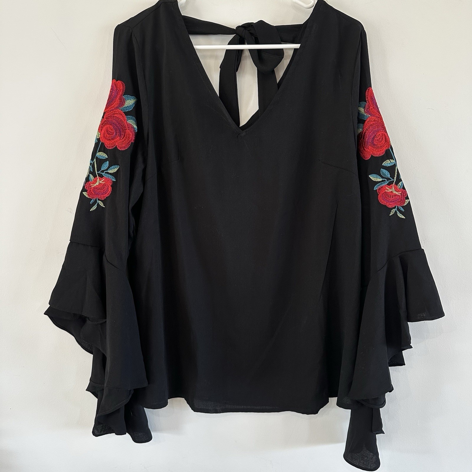 Women’s Entro Top Large Black Bell Flowy Sleeve Tie Back Red Flowers Biker